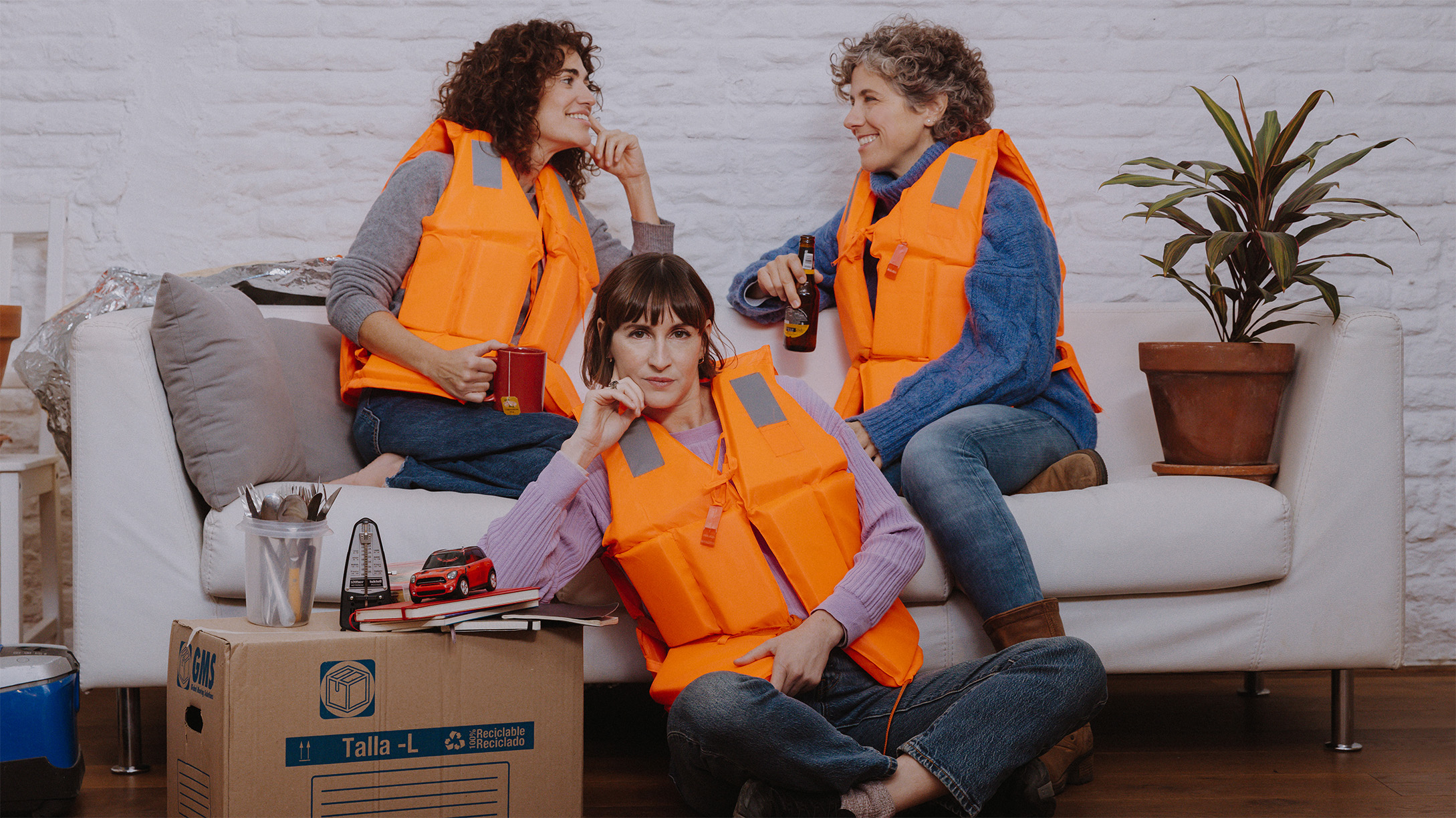 col·loqui postfunció de l'espectacle els objectes flotants amb elena gadel, ariadna montfort i anna sahun.